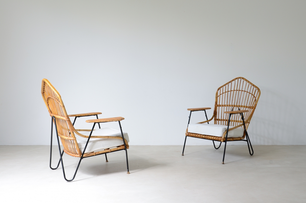 Vito Latis (1912-1996)  Coppia di poltrone in metallo curvato con braccioli in rattan e canna d'india intrecciata, puntali in ottone.  Manifattura Italiana anni '50.