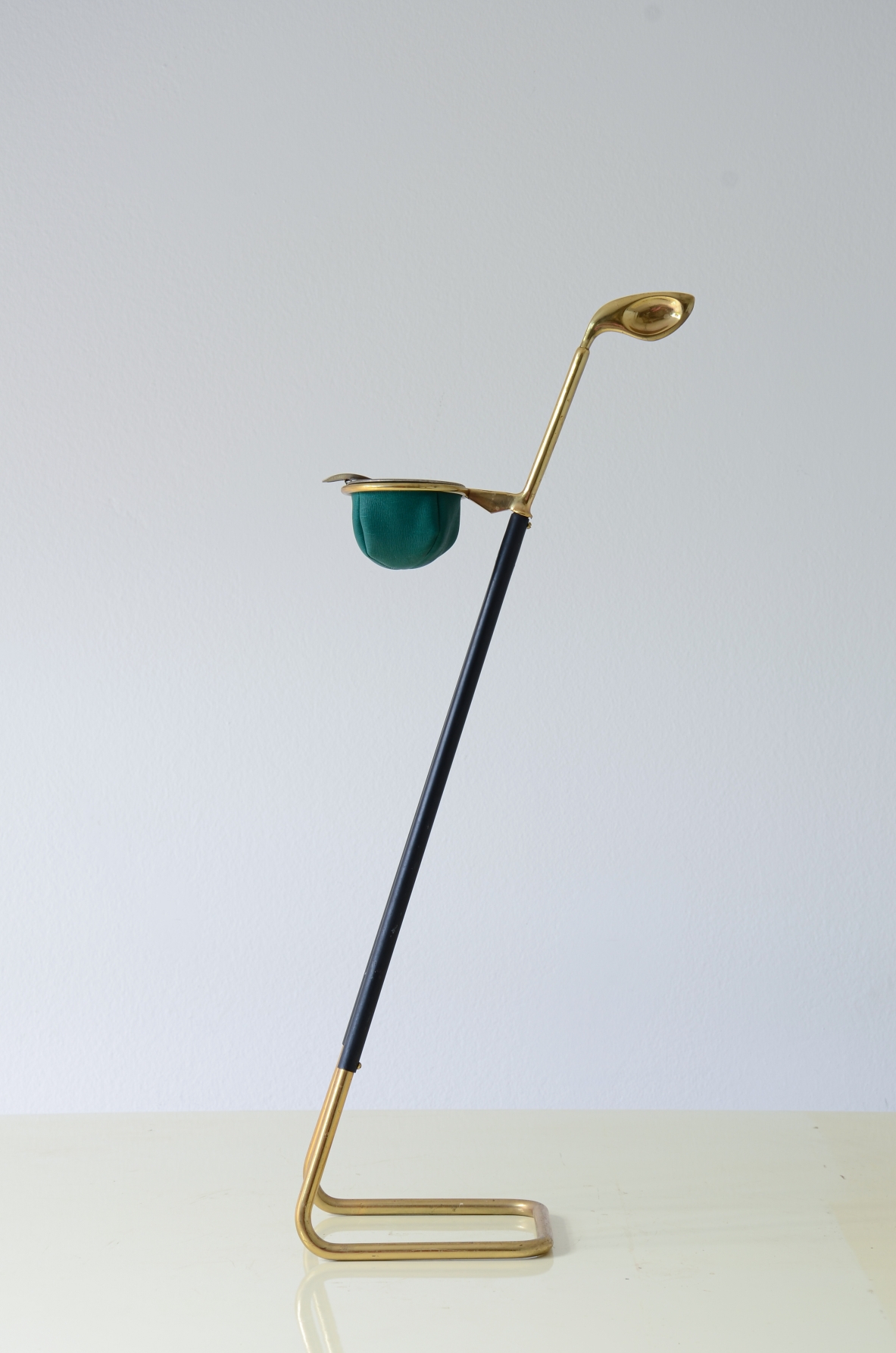 Standing ashtray in metal and brass with leather ashtray and golf club handle.  Italian manufacture around 1950/60.