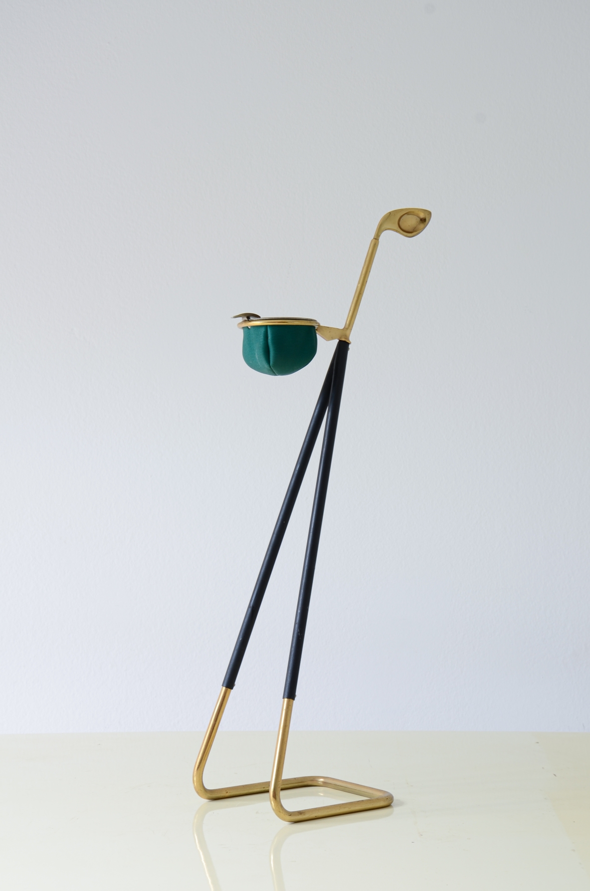 Standing ashtray in metal and brass with leather ashtray and golf club handle.  Italian manufacture around 1950/60.