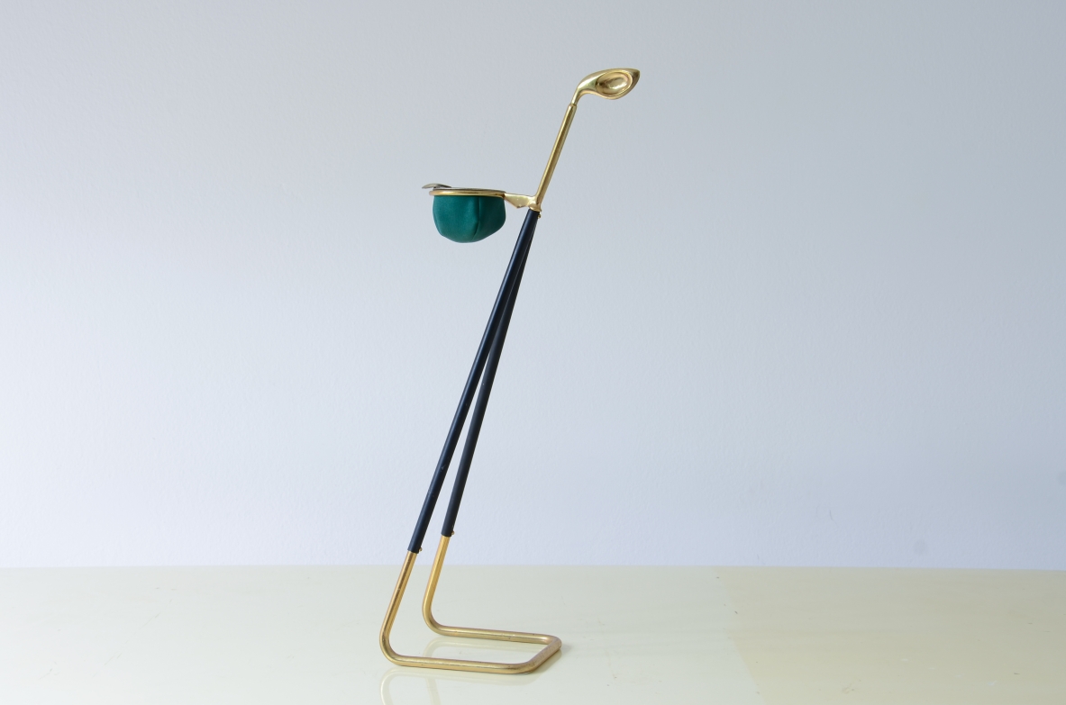Standing ashtray in metal and brass with leather ashtray and golf club handle.  Italian manufacture around 1950/60.