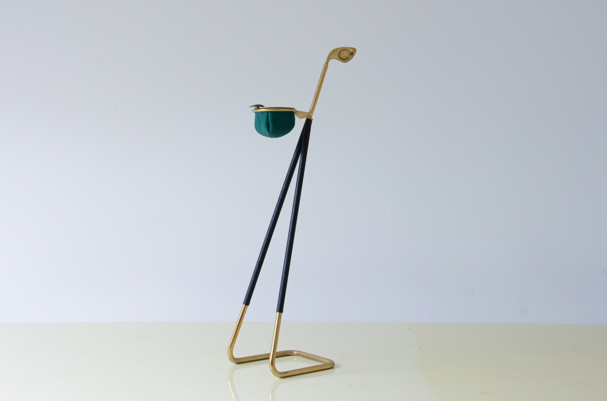 Standing ashtray in metal and brass with leather ashtray and golf club handle.  Italian manufacture around 1950/60.
