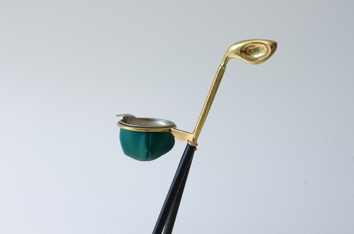 Standing ashtray in metal and brass with leather ashtray and golf club handle.  Italian manufacture around 1950/60.