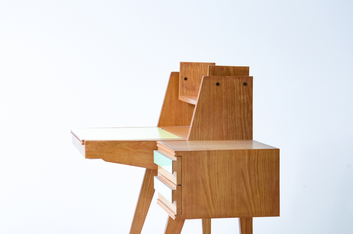 Ico Parisi (1916-1996)  Scrittoio da camera  in rovere con vano porta ogetti, mensola e casetti sul lato destro. Piano e cassetti con applicazioni in formica originale dell'epoca.  Manifattura italiana, 1955.  ( da restaurare)