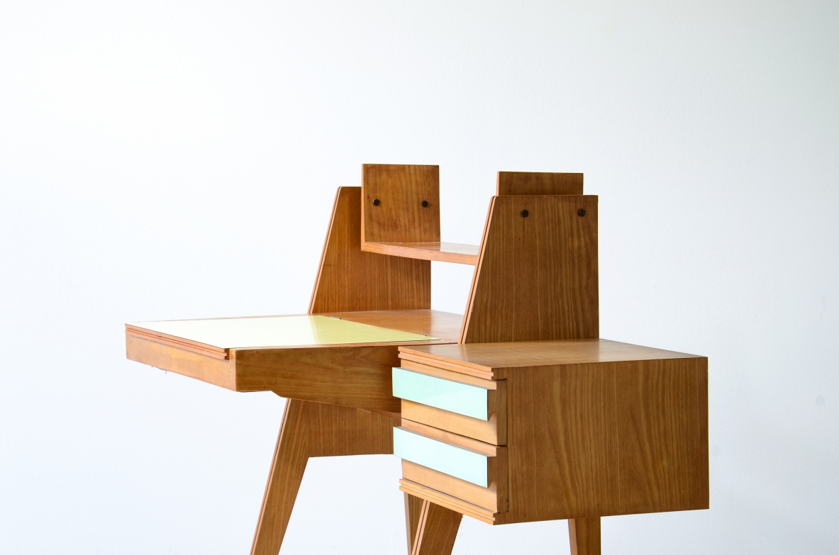 Ico Parisi (1916-1996)  Scrittoio da camera  in rovere con vano porta ogetti, mensola e casetti sul lato destro. Piano e cassetti con applicazioni in formica originale dell'epoca.  Manifattura italiana, 1955.  ( da restaurare)