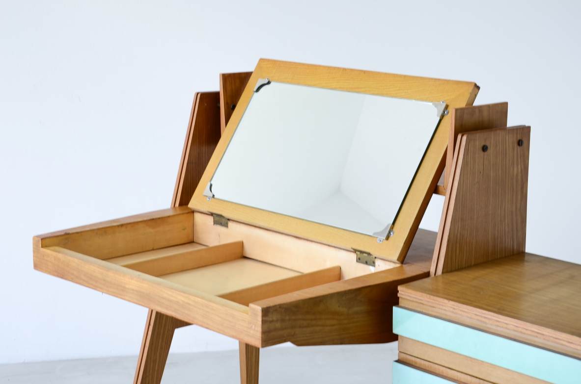 Ico Parisi (1916-1996)  Scrittoio da camera  in rovere con vano porta ogetti, mensola e casetti sul lato destro. Piano e cassetti con applicazioni in formica originale dell'epoca.  Manifattura italiana, 1955.  ( da restaurare)