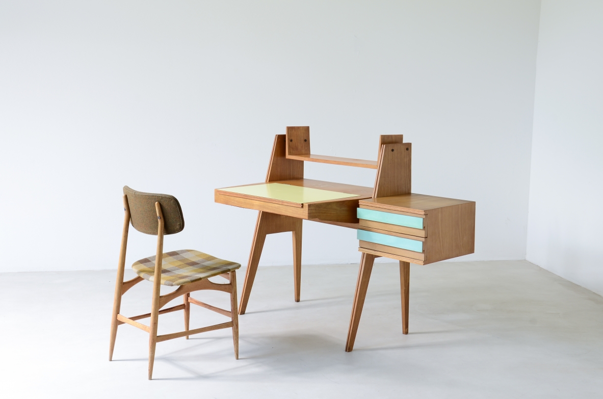 Ico Parisi (1916-1996)  Scrittoio da camera  in rovere con vano porta ogetti, mensola e casetti sul lato destro. Piano e cassetti con applicazioni in formica originale dell'epoca.  Manifattura italiana, 1955.  ( da restaurare)