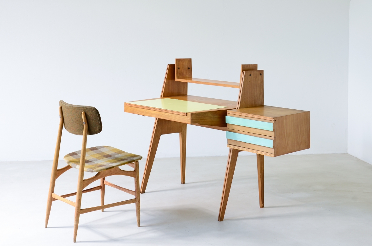 Ico Parisi (1916-1996)  Scrittoio da camera  in rovere con vano porta ogetti, mensola e casetti sul lato destro. Piano e cassetti con applicazioni in formica originale dell'epoca.  Manifattura italiana, 1955.  ( da restaurare)