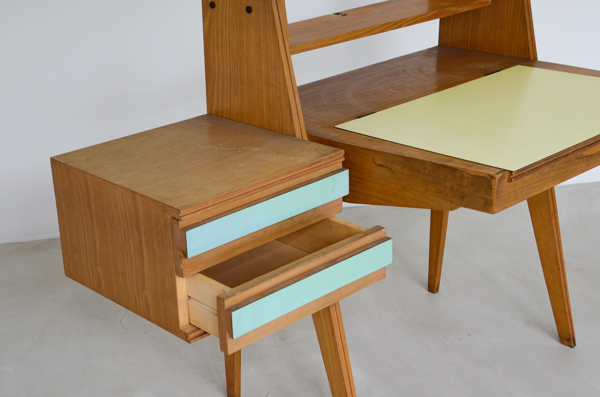 Ico Parisi (1916-1996)  Scrittoio da camera  in rovere con vano porta ogetti, mensola e casetti sul lato sinistro. Piano e cassetti con applicazioni in formica originale dell'epoca.  Manifattura italiana, 1955.