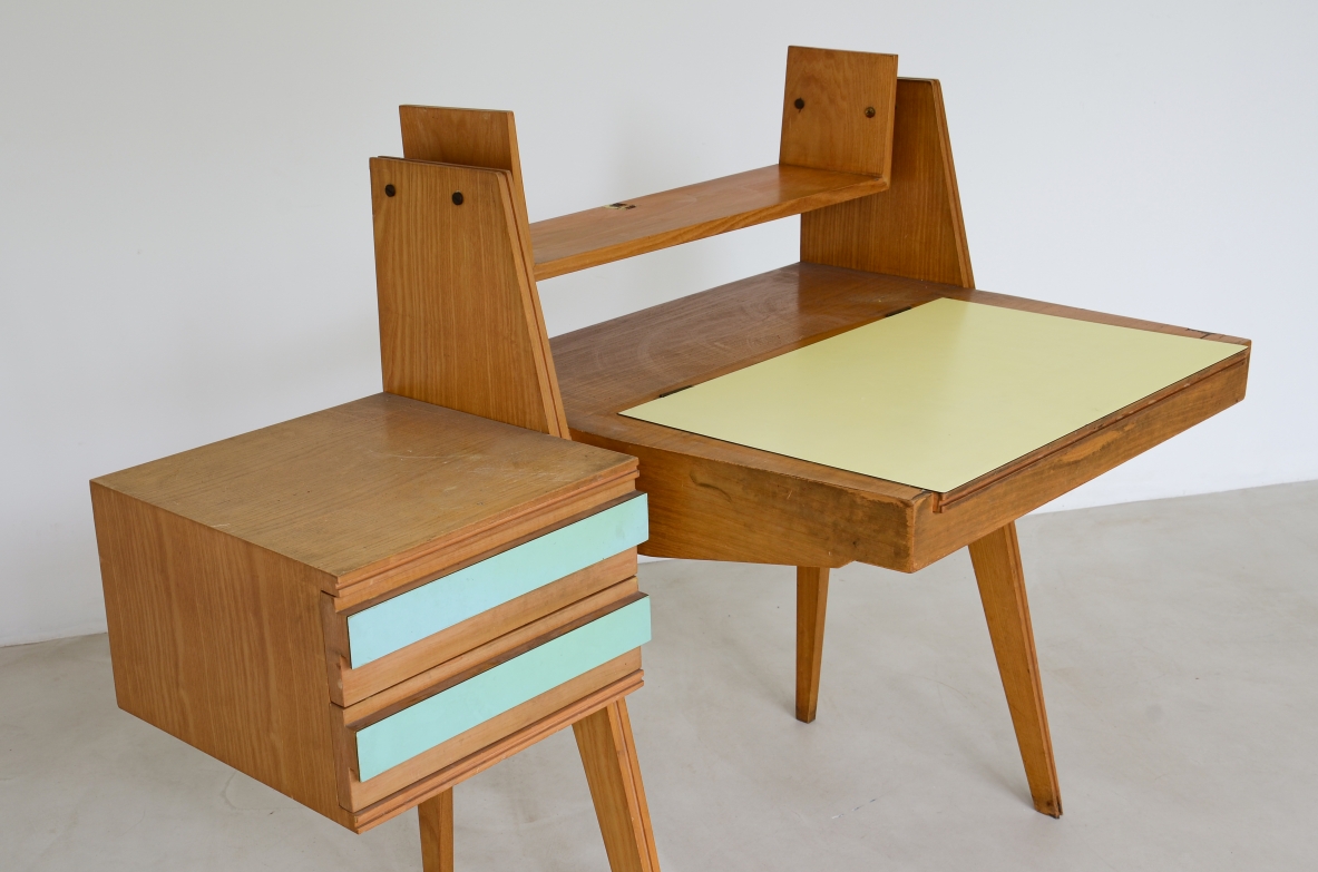 Ico Parisi (1916-1996)  Scrittoio da camera  in rovere con vano porta ogetti, mensola e casetti sul lato sinistro. Piano e cassetti con applicazioni in formica originale dell'epoca.  Manifattura italiana, 1955.