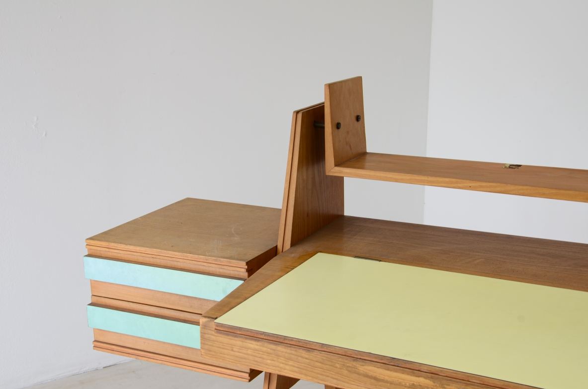 Ico Parisi (1916-1996)  Scrittoio da camera  in rovere con vano porta ogetti, mensola e casetti sul lato sinistro. Piano e cassetti con applicazioni in formica originale dell'epoca.  Manifattura italiana, 1955.