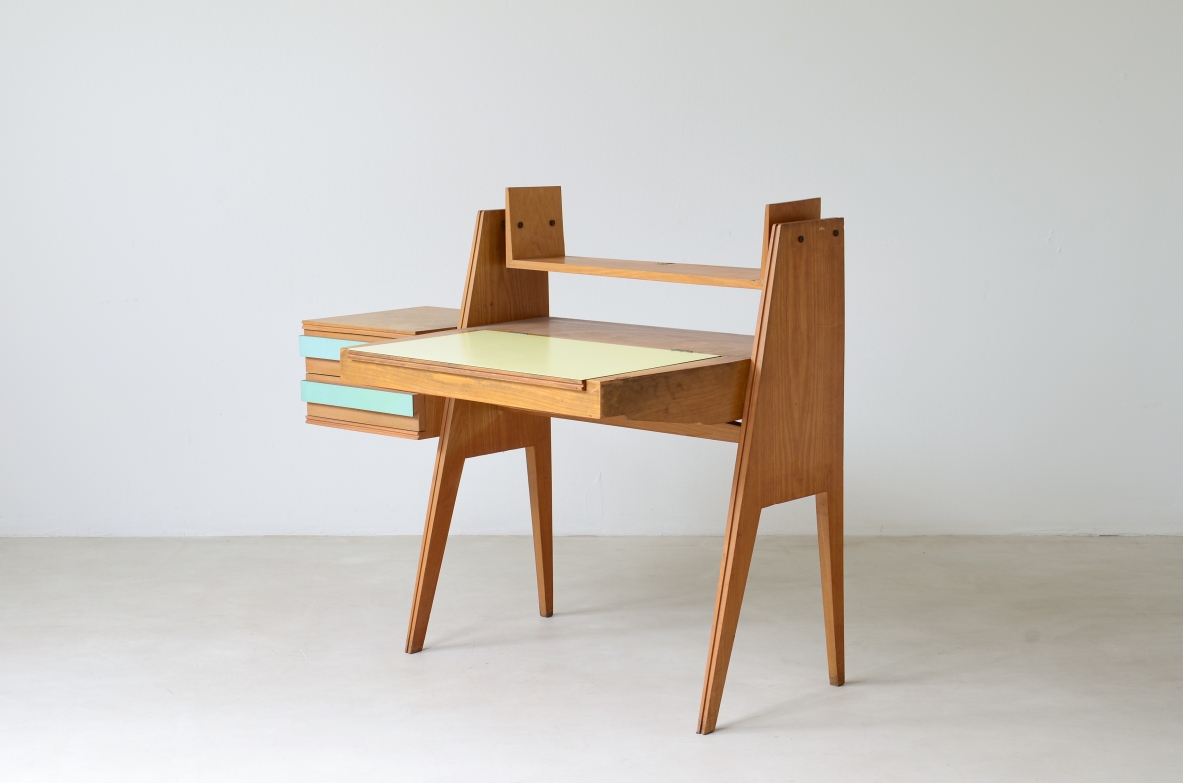 Ico Parisi (1916-1996)  Scrittoio da camera  in rovere con vano porta ogetti, mensola e casetti sul lato sinistro. Piano e cassetti con applicazioni in formica originale dell'epoca.  Manifattura italiana, 1955.