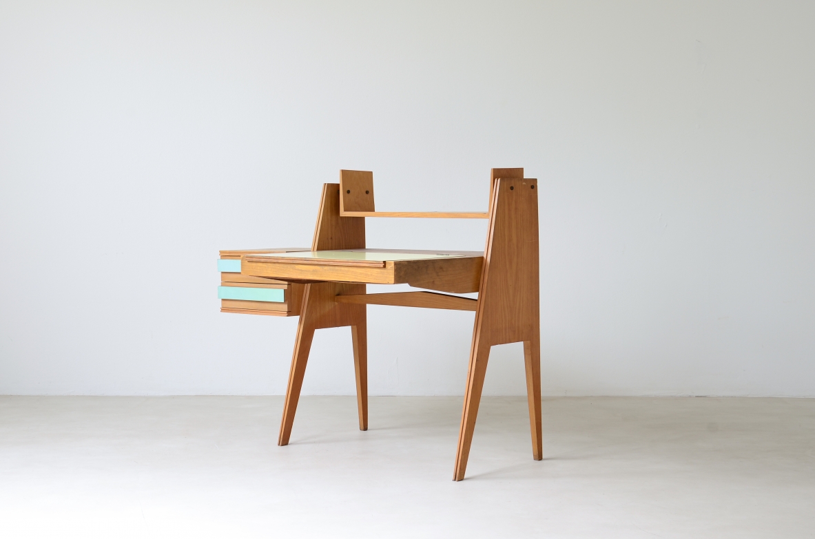 Ico Parisi (1916-1996)  Scrittoio da camera  in rovere con vano porta ogetti, mensola e casetti sul lato sinistro. Piano e cassetti con applicazioni in formica originale dell'epoca.  Manifattura italiana, 1955.