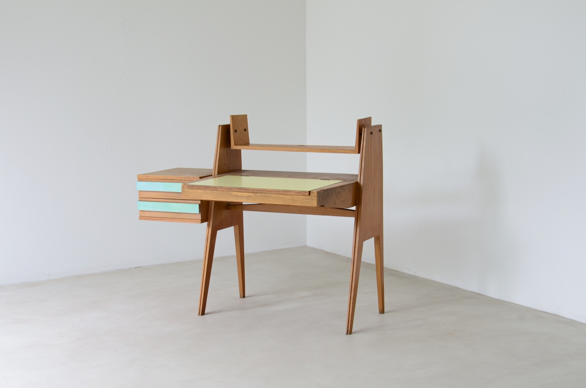 Ico Parisi (1916-1996)  Scrittoio da camera  in rovere con vano porta ogetti, mensola e casetti sul lato sinistro. Piano e cassetti con applicazioni in formica originale dell'epoca.  Manifattura italiana, 1955.