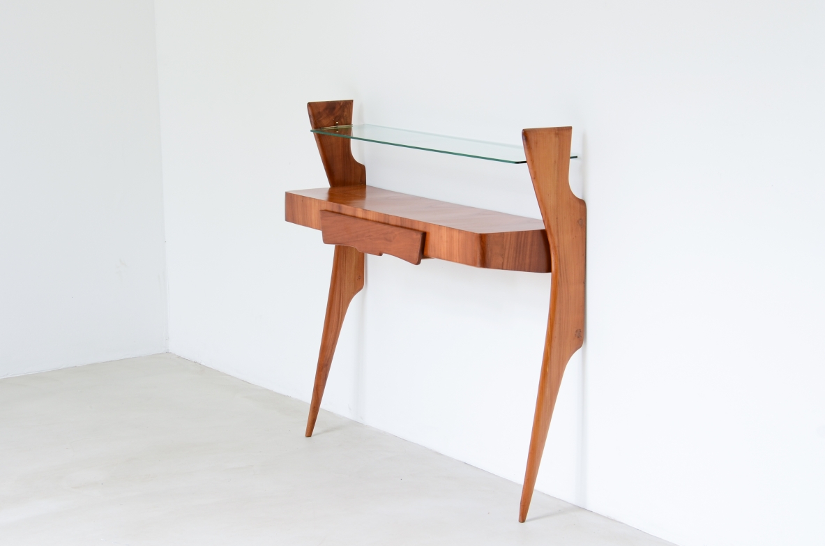 Console in ciliegio con sottili gambe, piano con cassetto centrale e piano in vetro molato.