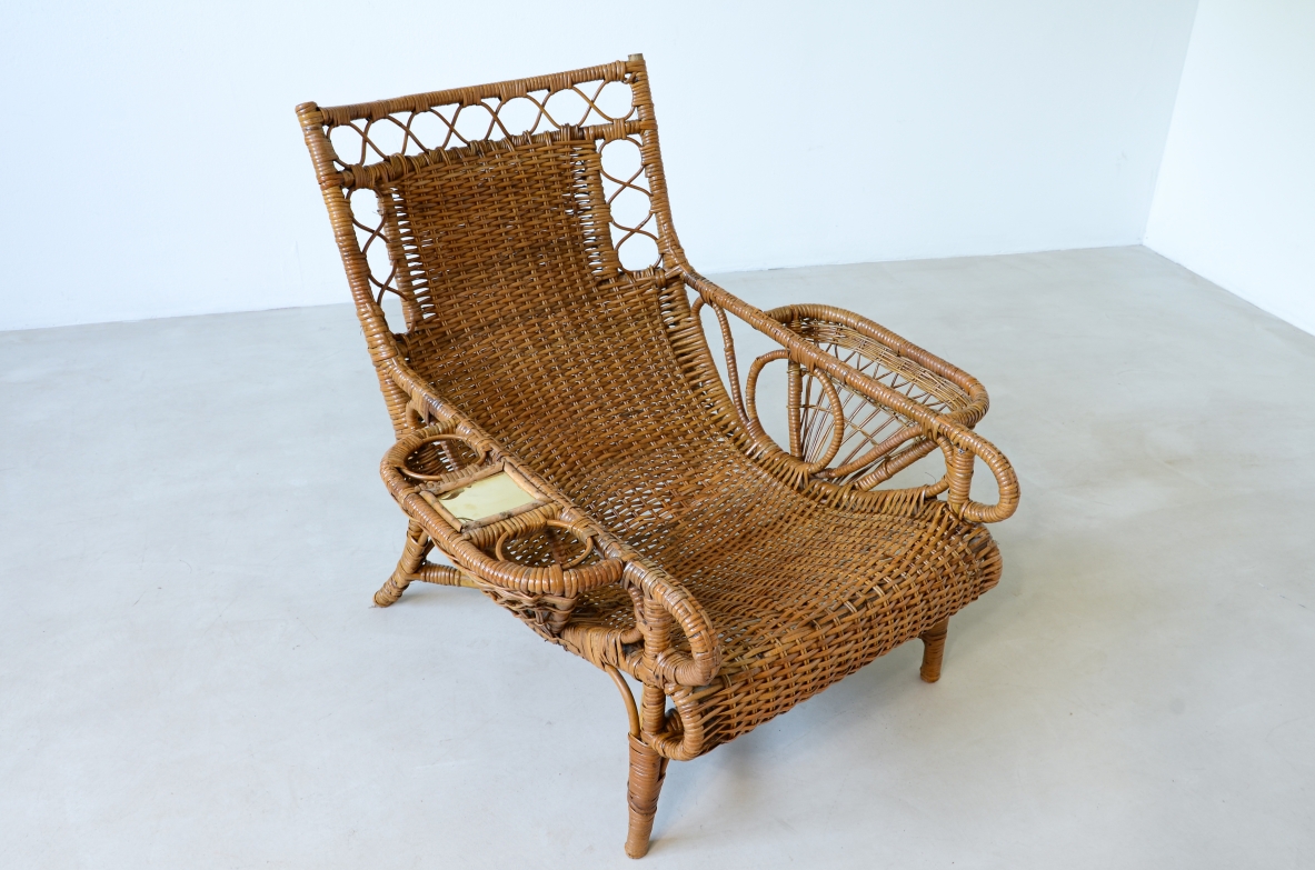Coppia di eleganti poltrone in salice con lavorazione ad intreccio sulla seduta e sullo schienale oltre a dettagli, forme e decori composti.  Manifattura italiano 1950ca.