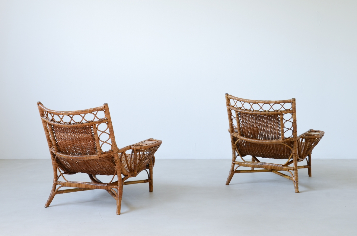 Coppia di eleganti poltrone in salice con lavorazione ad intreccio sulla seduta e sullo schienale oltre a dettagli, forme e decori composti.  Manifattura italiano 1950ca.