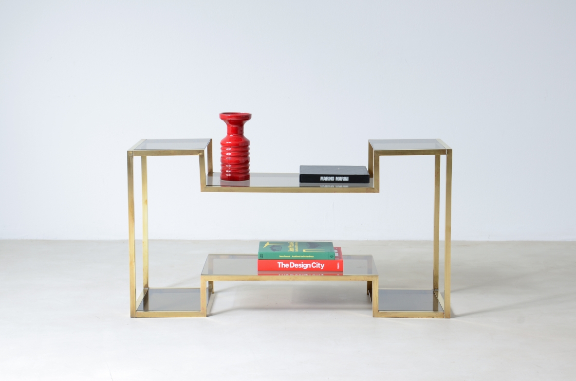 Romeo Rega (1904-1968)  Piccola console con struttura in ottone quadrata e piani in vetro brunito.  Manifattura italiana, 1970ca.
