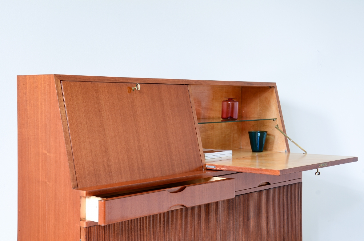 Mobile contenitore con fronte in legno grissinato e due piani a ribalta 1940