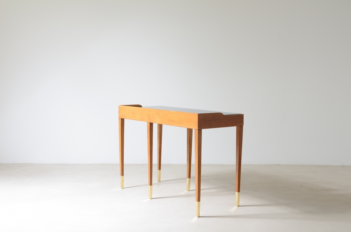 Raffinato scrittoio in rovere con piano in vetro opalino e alzatina e cassetto sagomato rivestito in polipropilene. Lunghe gambe con puntali in ottone.  Attribuzione Gio Ponti, manifattura primi anni 50.