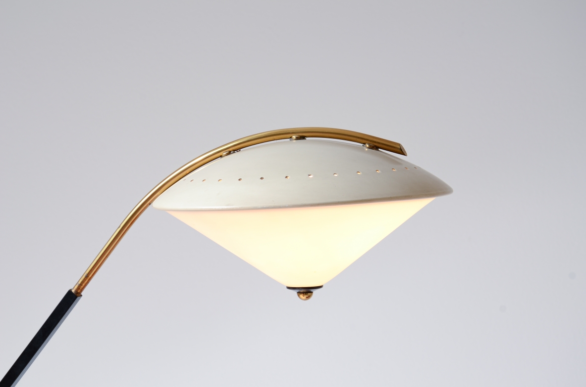 Angelo Ostuni  Elegante lampada da terra con braccio articolato, cappello in metallo e vetro e base in marmo a taglio diamantato.  Oluce Milano, manifattura Italiana 1950ca.