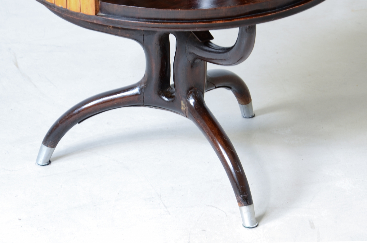 Piccolo bar da centro a forma di colonna in legno biondo con base in legno curvato nello stile di Ico Parisi.  Manifattura italiana 1950ca.