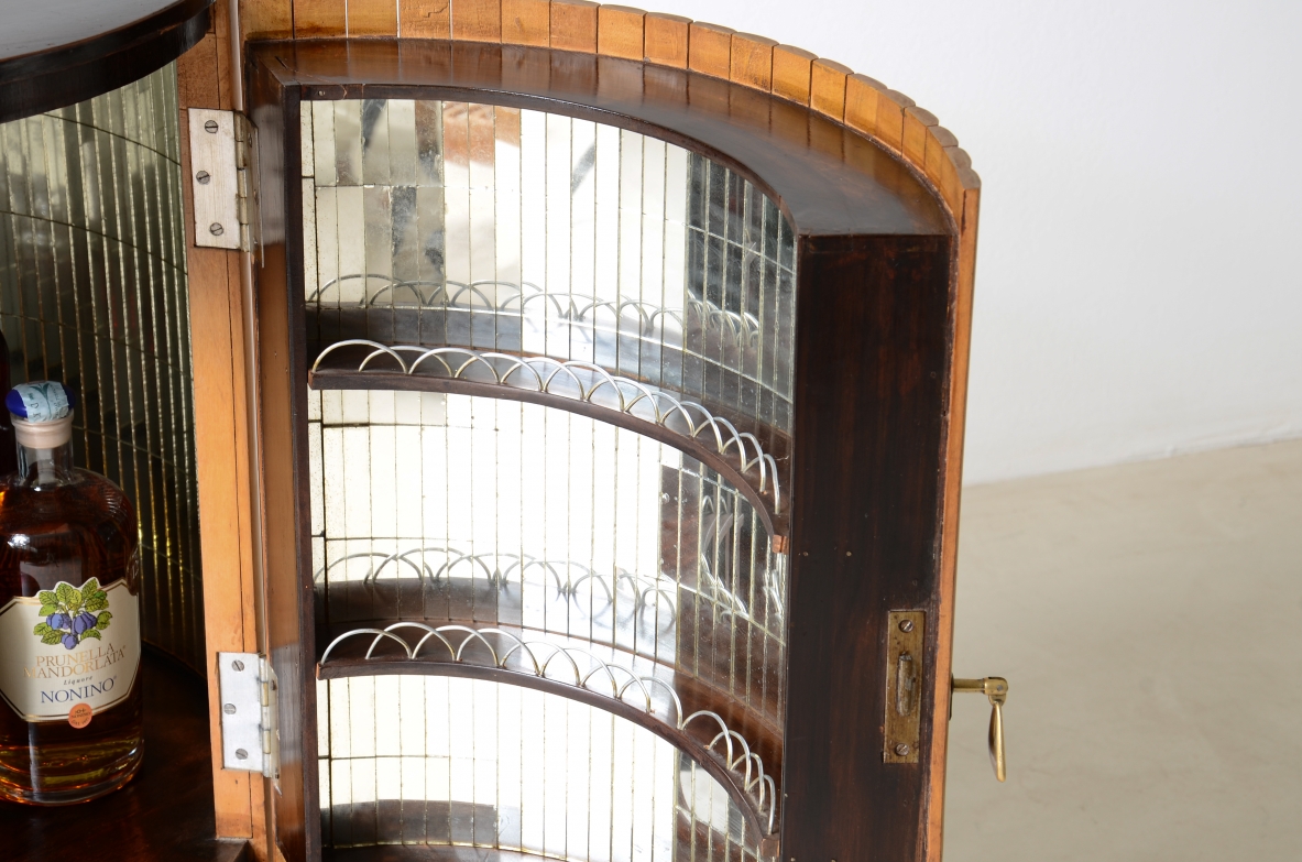 Piccolo bar da centro a forma di colonna in legno biondo con base in legno curvato nello stile di Ico Parisi.  Manifattura italiana 1950ca.