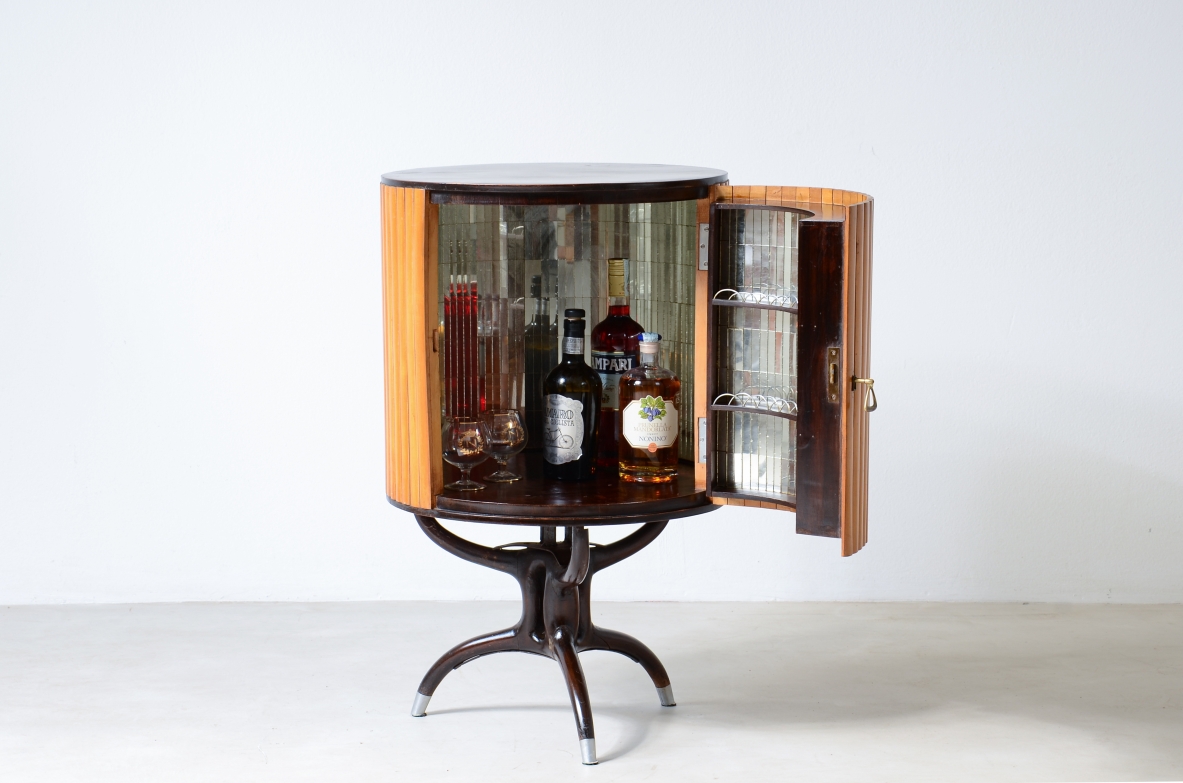 Piccolo bar da centro a forma di colonna in legno biondo con base in legno curvato nello stile di Ico Parisi.  Manifattura italiana 1950ca.