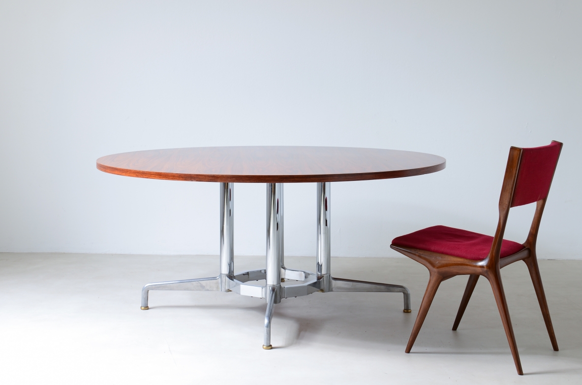 Italian 1960's round table, with a nice chromium plated base and wooden top.