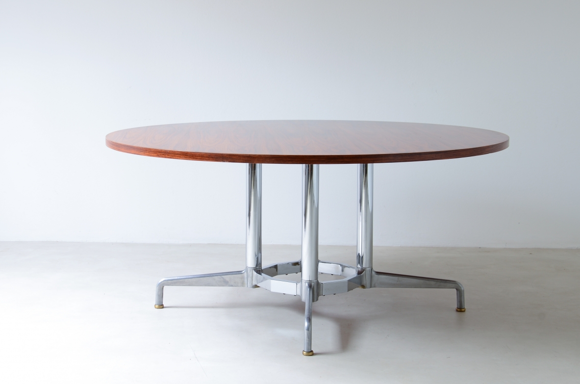 Italian 1960's round table, with a nice chromium plated base and wooden top.