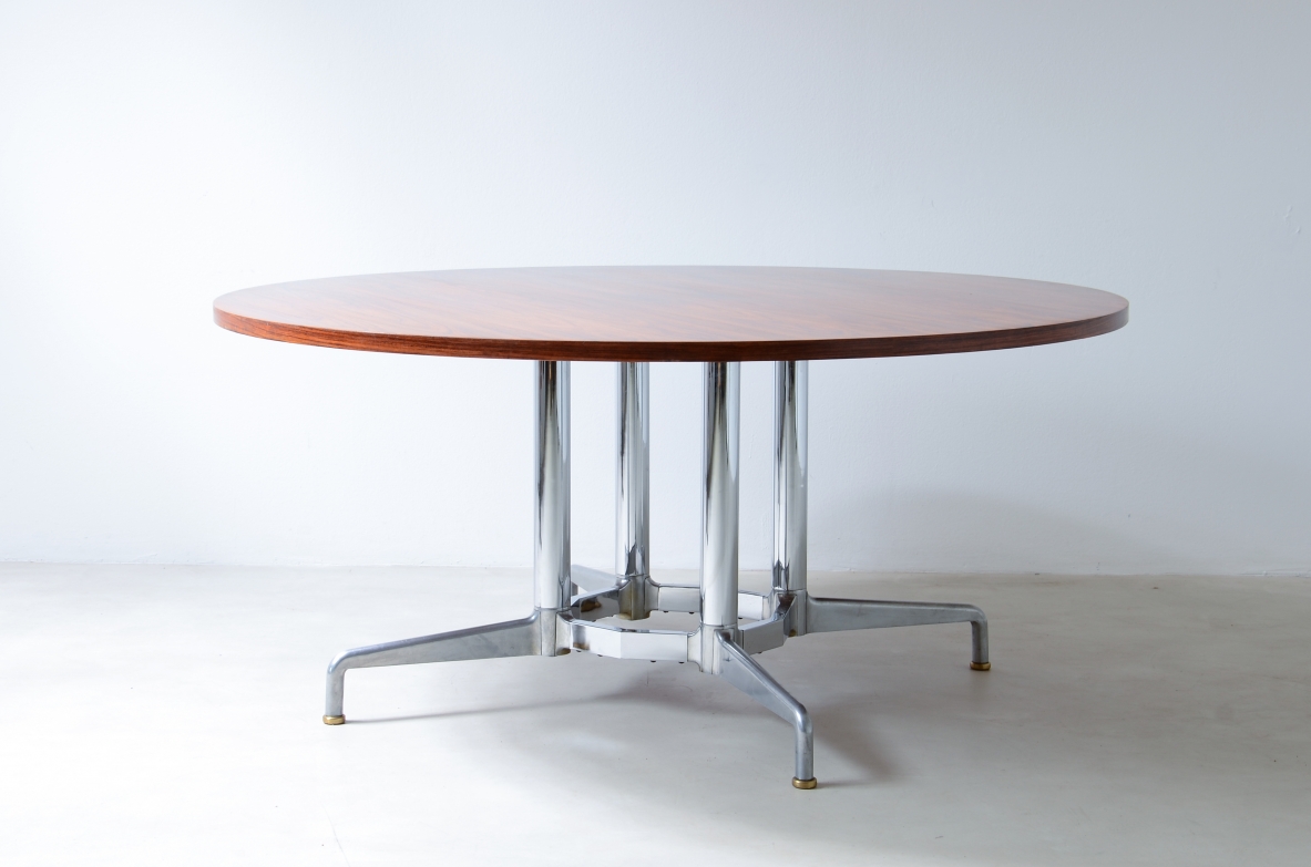 Italian 1960's round table, with a nice chromium plated base and wooden top.