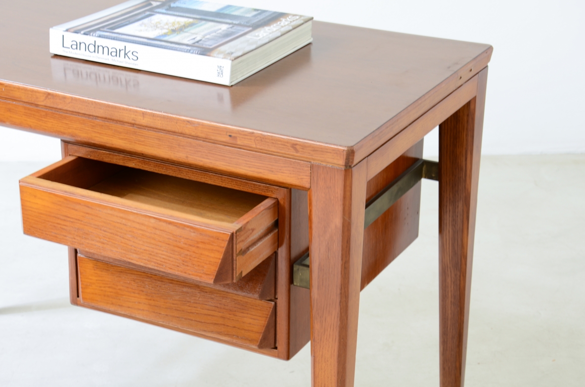 Gio Ponti Elegante scrivania in rovere disegnata da Gio Ponti per la Banca Nazionale del Lavoro. Gambe leggermente curvate unite da un distanziale in ottone, tre cassetti con fronte sagomato.