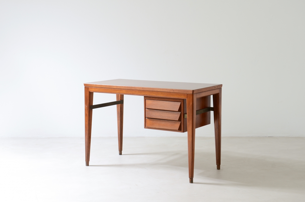 Gio Ponti Elegante scrivania in rovere disegnata da Gio Ponti per la Banca Nazionale del Lavoro. Gambe leggermente curvate unite da un distanziale in ottone, tre cassetti con fronte sagomato.