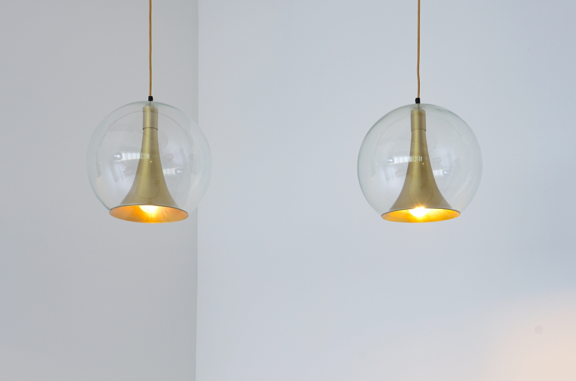 Quattro lampade a sfera direzionali realizzate in vetro soffiato e coni in ottone.  Manifattura muranese, 1960 ca.