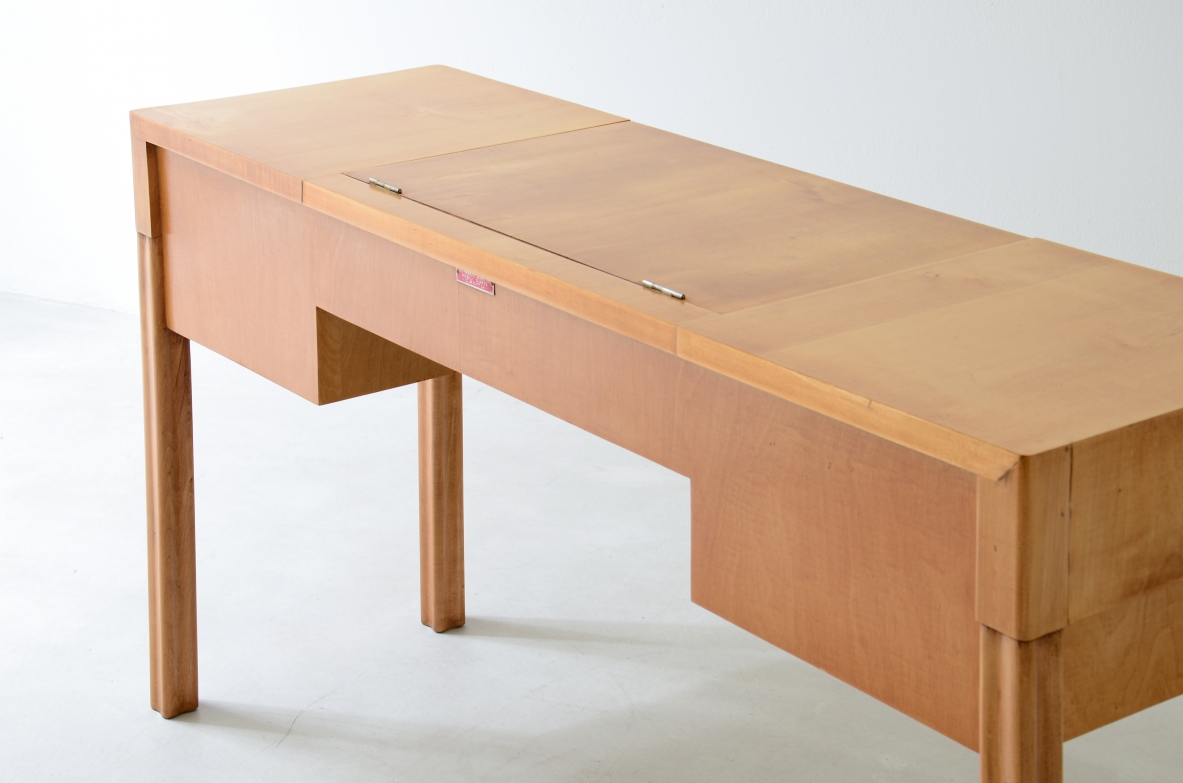 Tavolo console petinoise in acero biondo con ripiano contenitore con specchio. Elegante lavorazione lignea, cassetti laterali e piedi scanalati.
