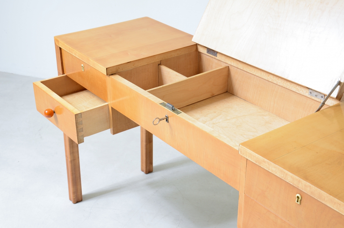 Tavolo console petinoise in acero biondo con ripiano contenitore con specchio. Elegante lavorazione lignea, cassetti laterali e piedi scanalati.