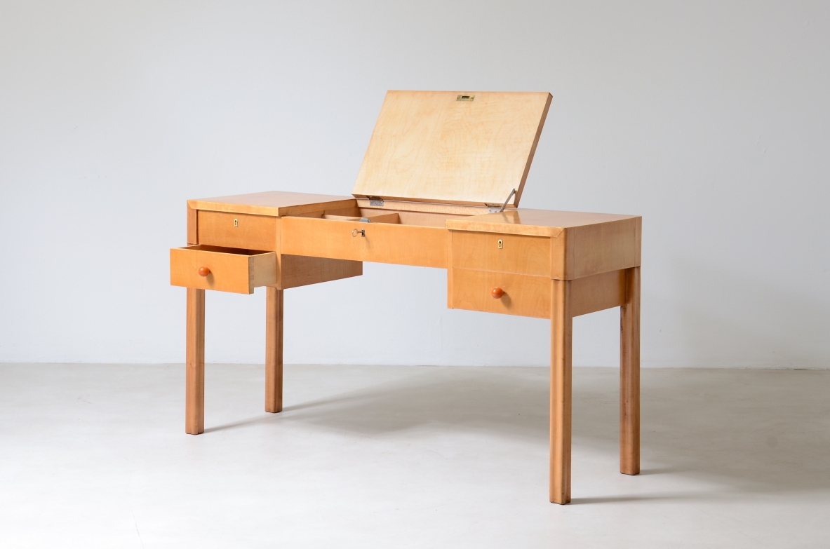 Tavolo console petinoise in acero biondo con ripiano contenitore con specchio. Elegante lavorazione lignea, cassetti laterali e piedi scanalati.