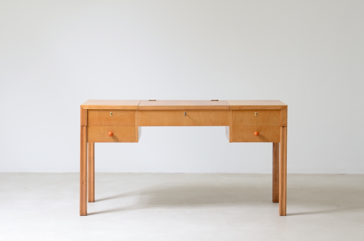 Tavolo console petinoise in acero biondo con ripiano contenitore con specchio. Elegante lavorazione lignea, cassetti laterali e piedi scanalati.