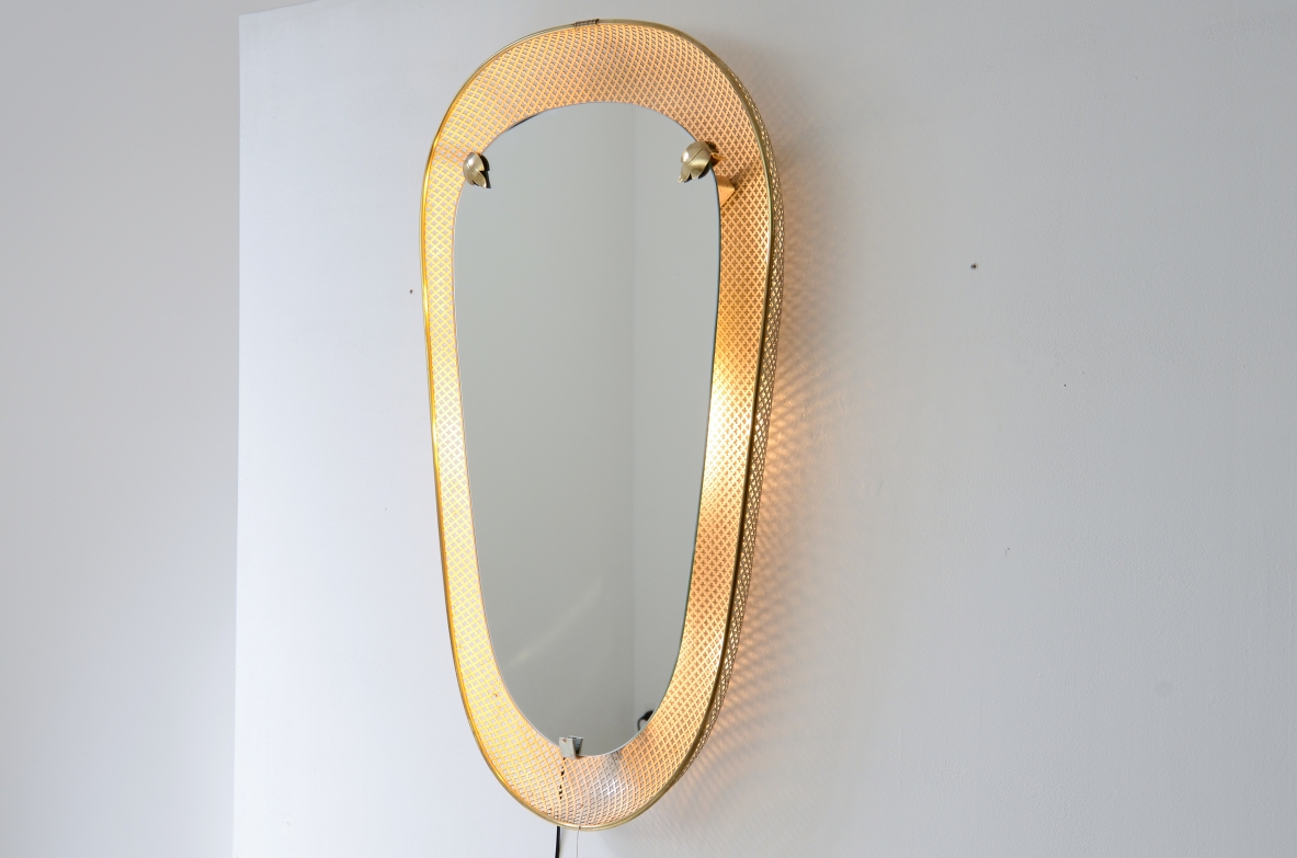Grande specchiera retro illuminata in rete di metallo. Specchio molato.  Manifattura italiana primi anni '50