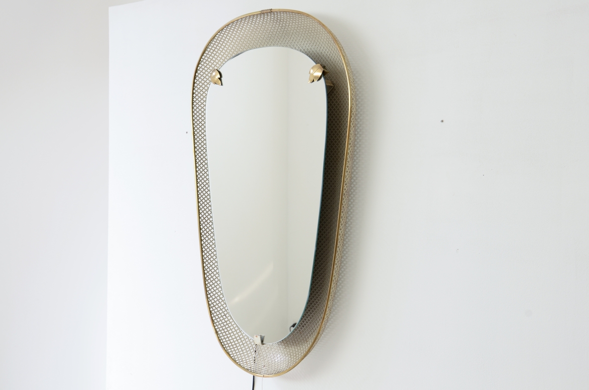 Grande specchiera retro illuminata in rete di metallo. Specchio molato.  Manifattura italiana primi anni '50