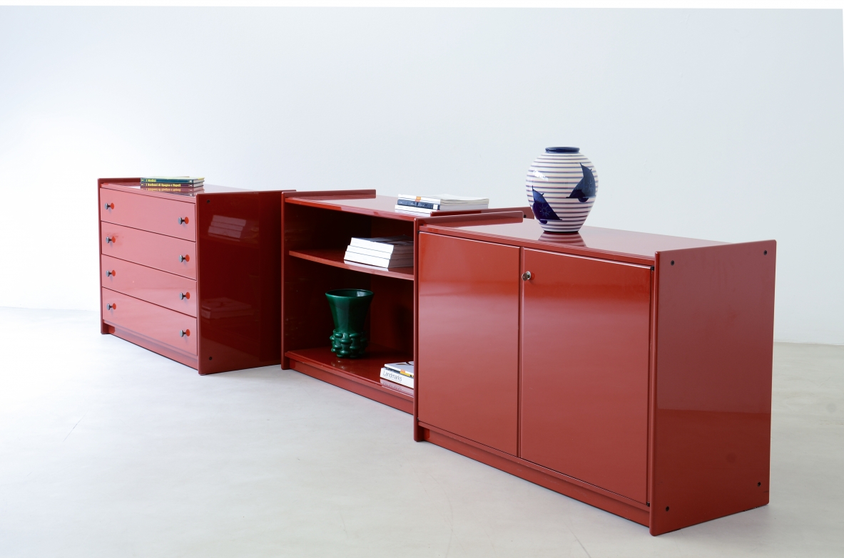 Kazuhide Takahama Mobile contenitore con tre differenti moduli in legno laccato. Serie 