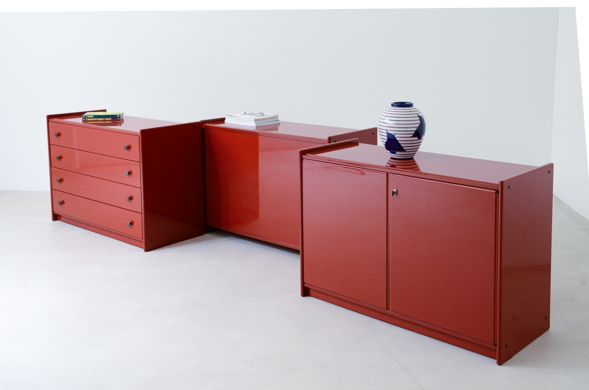 Kazuhide Takahama Mobile contenitore con tre differenti moduli in legno laccato. Serie 