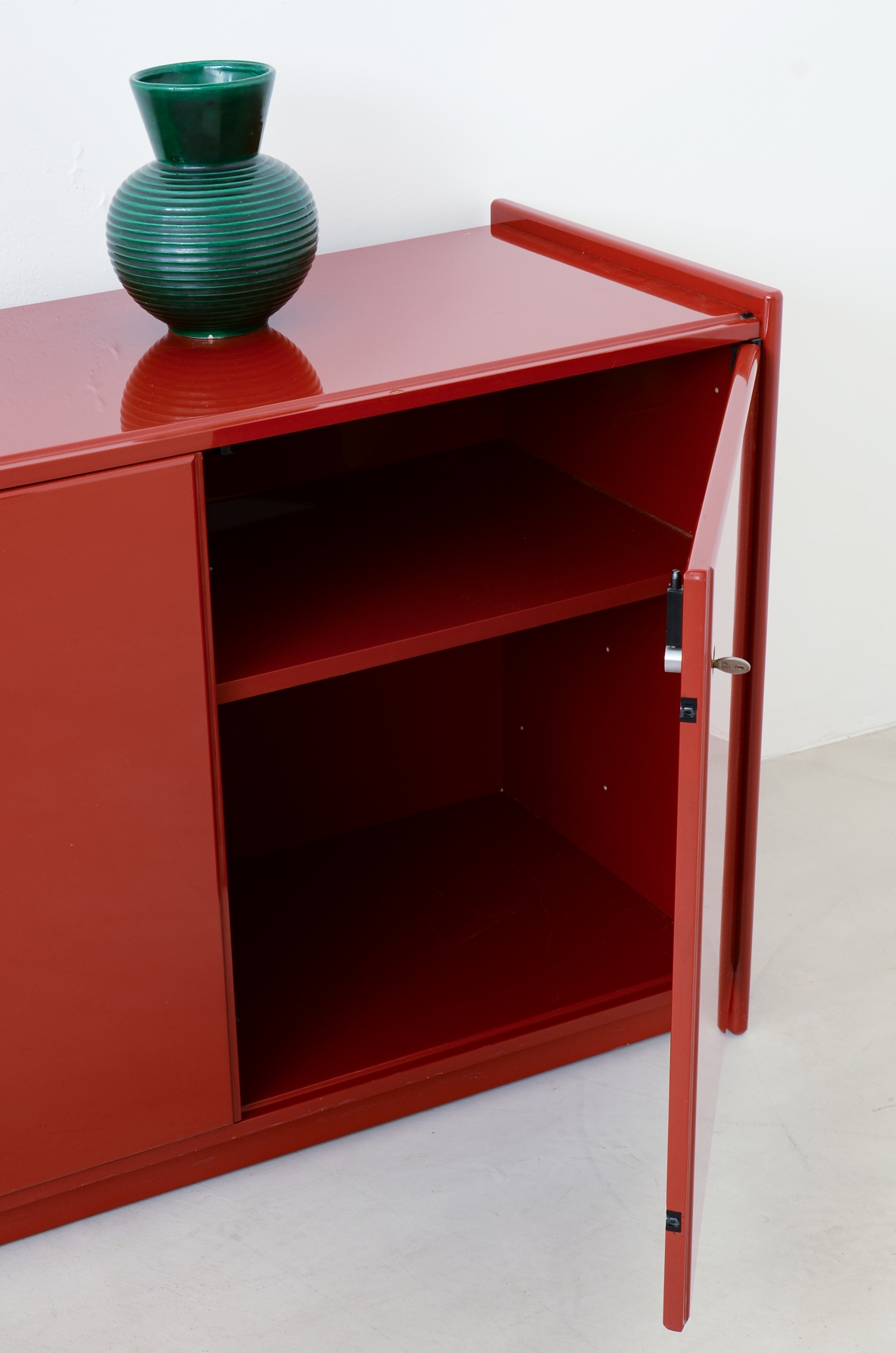 Kazuhide Takahama Mobile contenitore con tre differenti moduli in legno laccato. Serie 