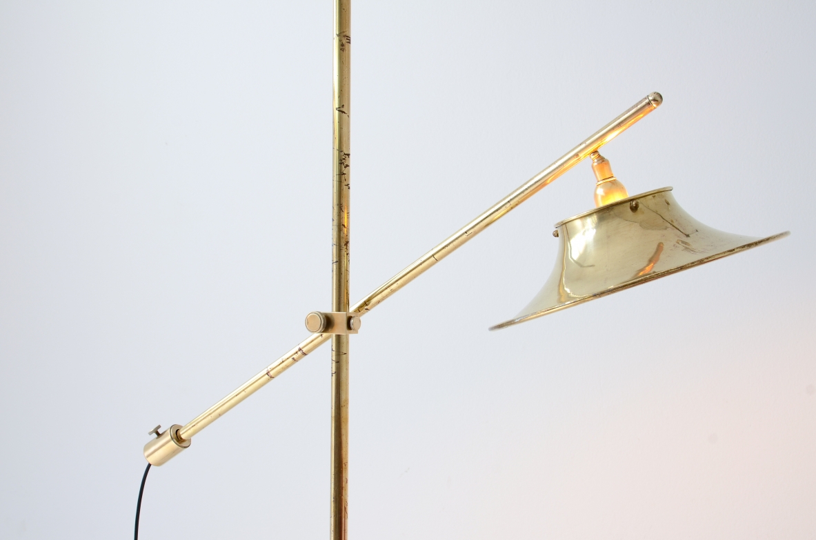Floor lamp in brass with rocker rod, base and cap in shaped and perforated brass.  Italian manufacture, 1950's.