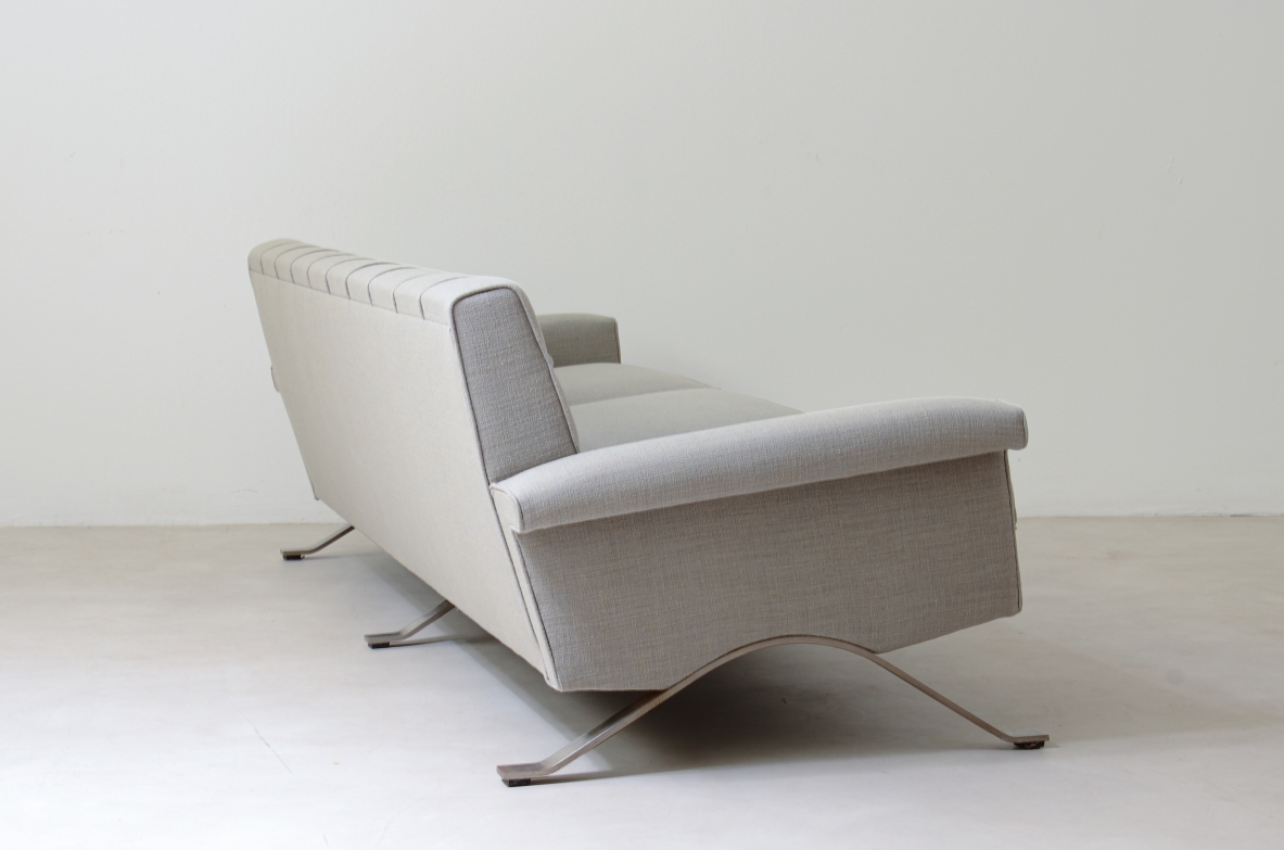 Ico Parisi (1916-1996) Raro divano modello 875 in acciaio e tessuto imbottito. Produzione Cassina 1960.
