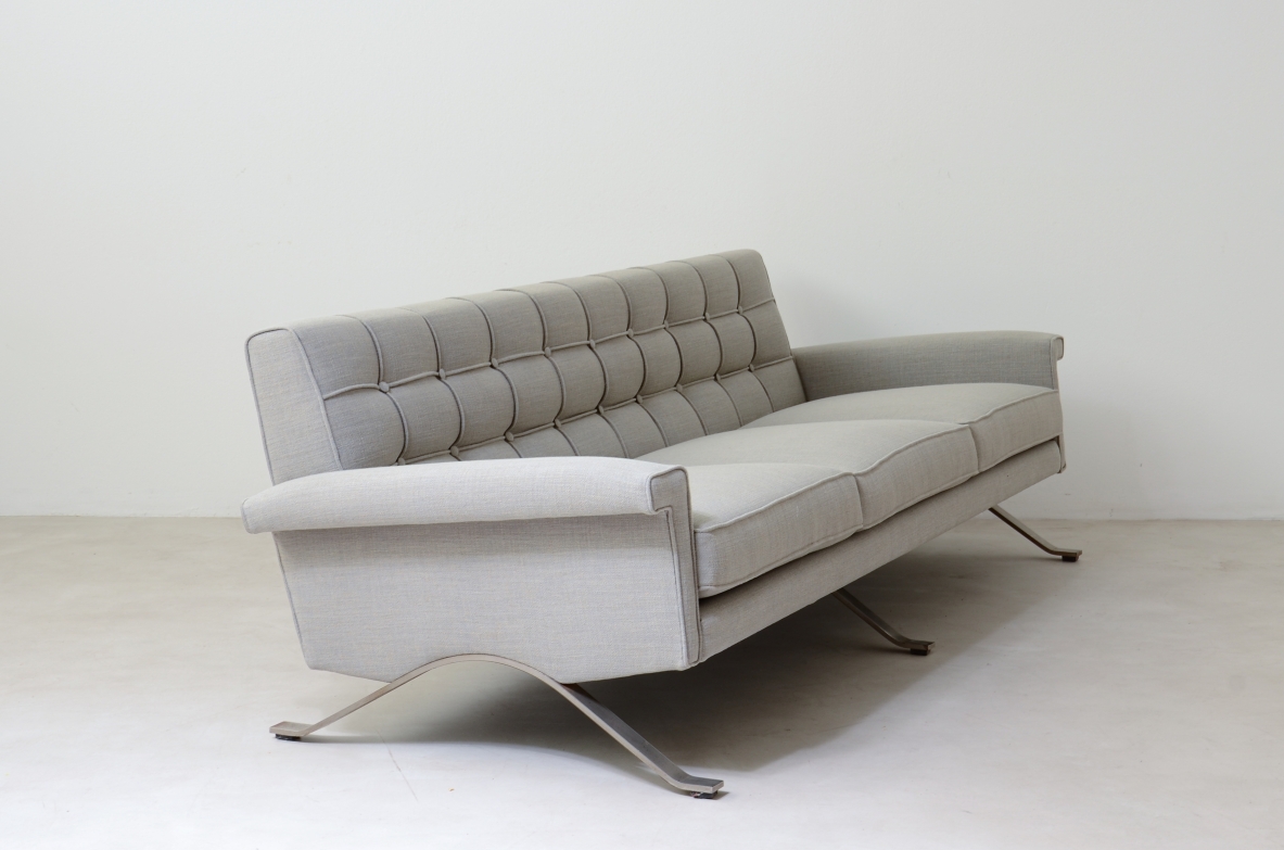 Ico Parisi (1916-1996) Raro divano modello 875 in acciaio e tessuto imbottito. Produzione Cassina 1960.