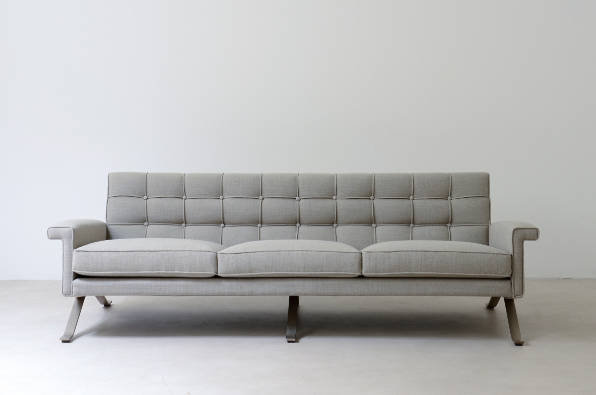 Ico Parisi (1916-1996) Raro divano modello 875 in acciaio e tessuto imbottito. Produzione Cassina 1960.