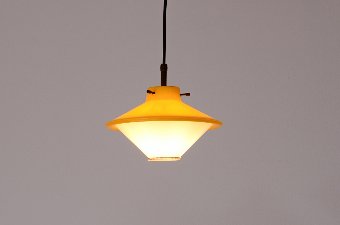 3 piccole lampade da soffitto in vetro stampato e colorato con dettagli in ottone.  Manifattura italiana, 1950.