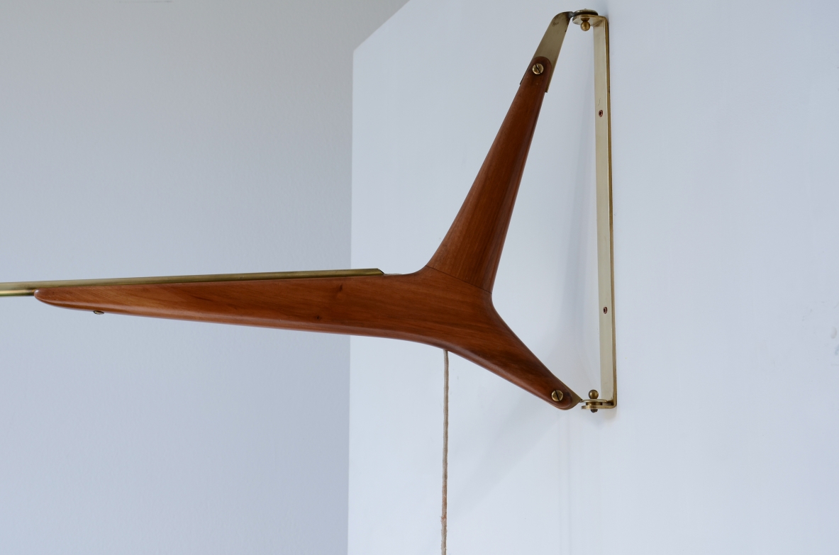 Franco Buzzi lampada aplique da parete con braccio estensibile in ottone 1950ca.