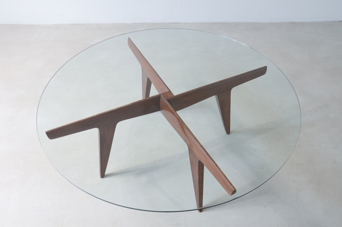 Gio Ponti  tavolino in legno a quattro razze incrociate con piano in cristallo.  Manifattura anni 50.