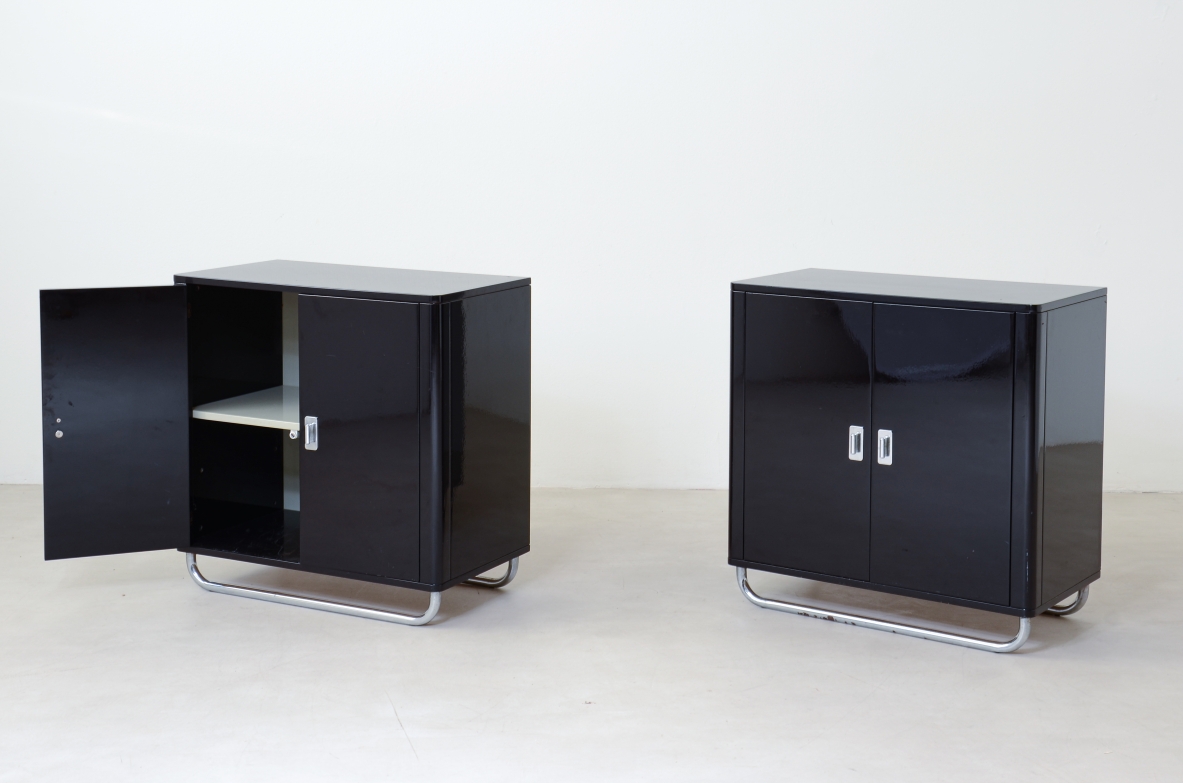 Coppia di mobili contenitore in legno laccato con basamento in tubolare cromato. Bauhaus, 1930ca.